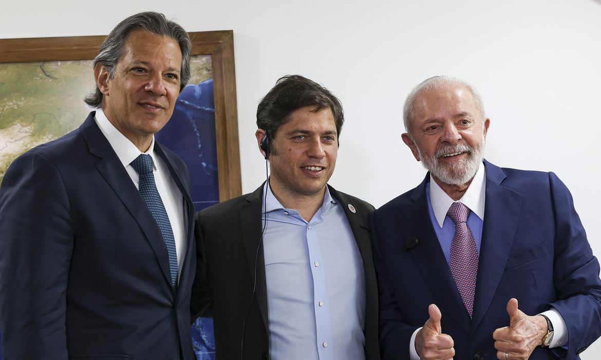 Brasília (DF), 13/08/2024 - O ministro da Fazenda, Fernando Haddad, o governador da província de Buenos Aires, Axel Kicillof, e o presidente Luiz Inácio Lula da Silva durante reunião no Palácio do Planalto. Foto: Marcelo Camargo/Agência Brasil