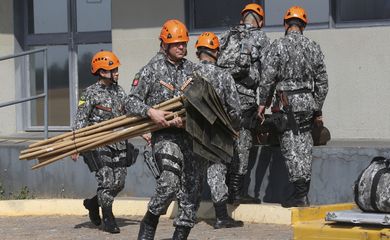 Equipes da Força Nacional, que ajudarão no combate ao incêndio na Amazônia, embarcam na  Base Aérea de Brasília 