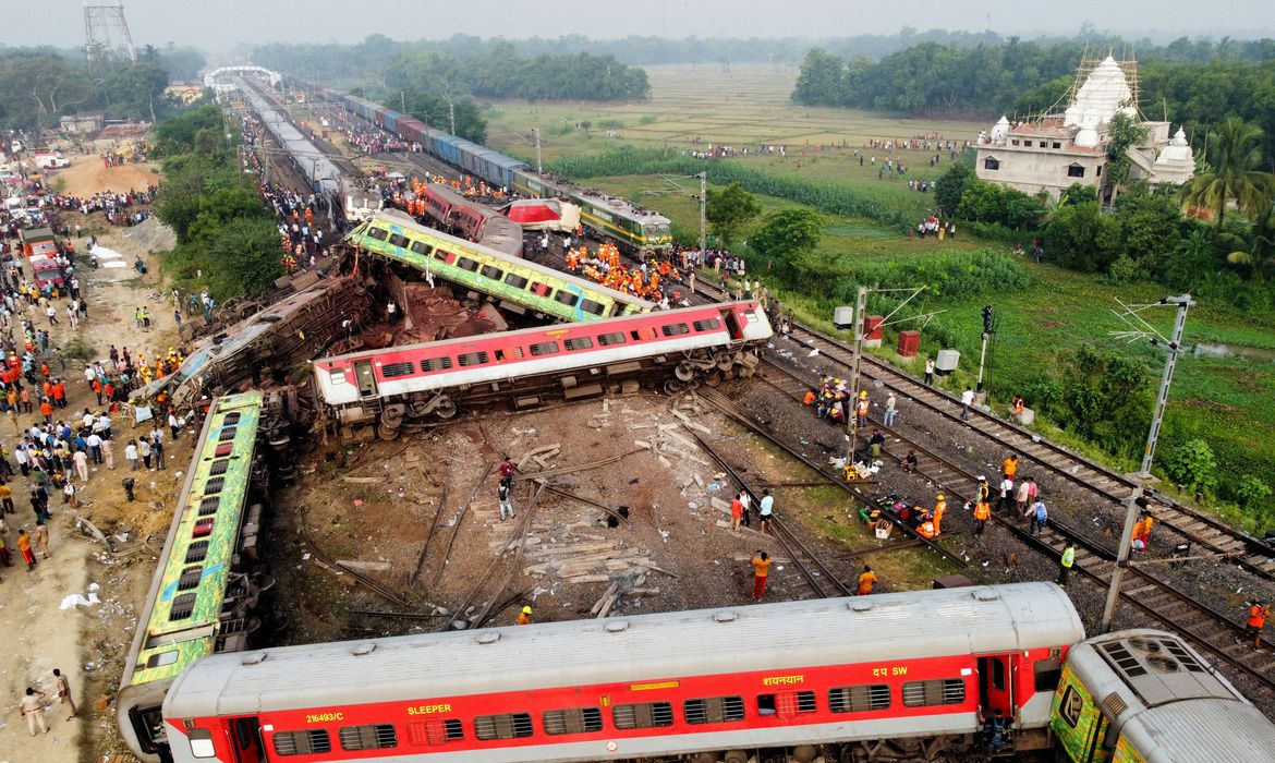 A drone view shows derailed coaches after two passenger trains collided in Balasore district in the eastern state of Odisha, India, June 3, 2023. REUTERS/Stringer NO RESALES. NO ARCHIVES.     TPX IMAGES OF THE DAY     