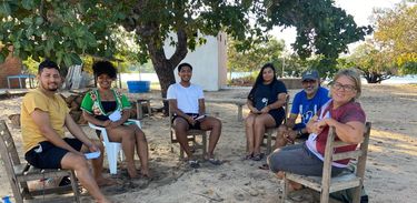Grupo de ribeirinhos reunidos para discutir mudanças climáticas