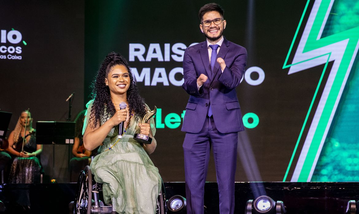 09.02.23 - O vice presidente do CPB, Yohansson Nascimento entrega o troféu de atleta da galera a Raíssa Rocha Machado, do atletismo de campo durante cerimônia de Entrega do Prêmio Paralímpicos, no Tokyo Marine Hall, em São Paulo. Foto: