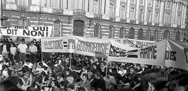 Maio de 1968: Manifestantes na praça do Capitólio em Toulouse, França