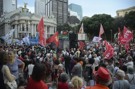 Rio de Janeiro (RJ) 08/01/2024 – Manifestação em defesa da democracia, na Cinelândia, marca um ano dos atos golpistas e da invasão dos prédios dos Três Poderes, em Brasília, no 8 de janeiro de 2023. Foto: Fernando Frazão/Agência Brasil