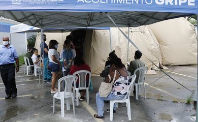 Pacientes aguardam testagem para covid-19 na Unidade de Pronto Atendimento (UPA) Tijuca, da rede onde a Secretaria de Estado de Saúde aplica testes rápidos de antígeno e RT-PCR em pessoas com sintomas leves ou contato com infectados.