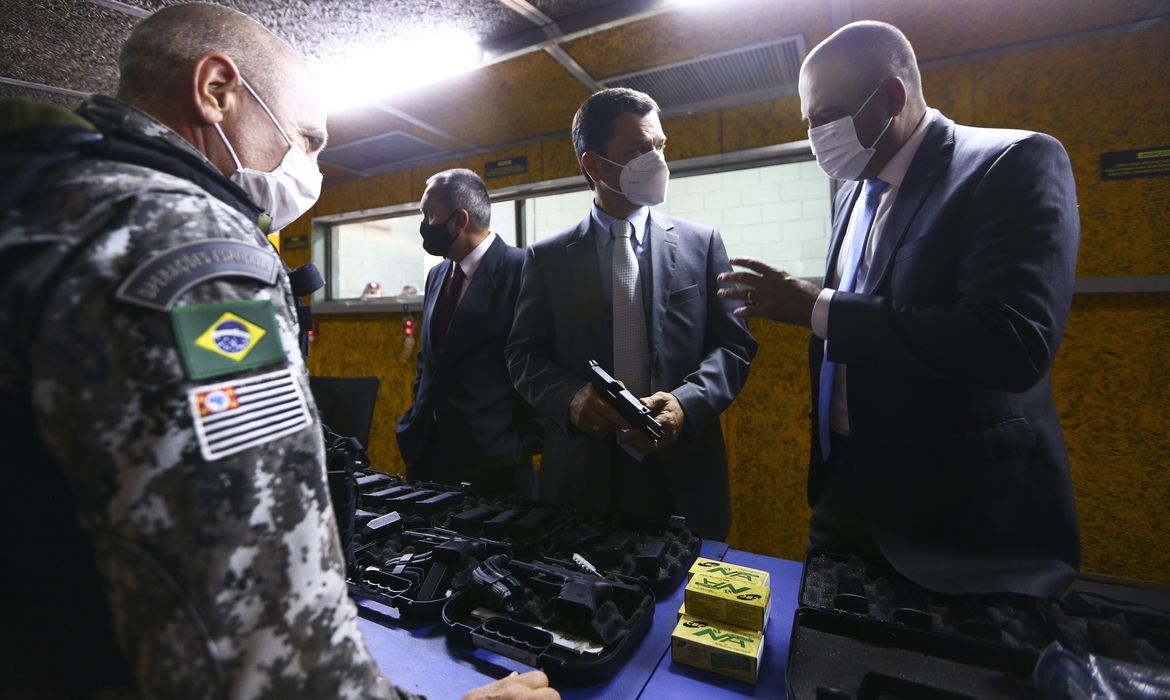 O ministro da Justiça e Segurança Pública (MJSP), Anderson Torres, e o secretário nacional de segurança pública, Carlos Paim, durante visita ao estande de tiro da Força Nacional de Segurança Pública.