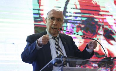 O candidato à Presidência da República, Henrique Meirelles, do MDB, discursa durante o evento,  Diálogos Eleitor, realizado pela  União Nacional de Entidades do Comércio e Serviços (Unecs).