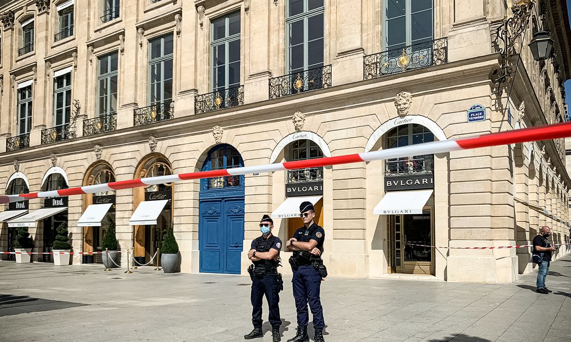 Paris: Jewelry Shop Robbery At Place Vendome