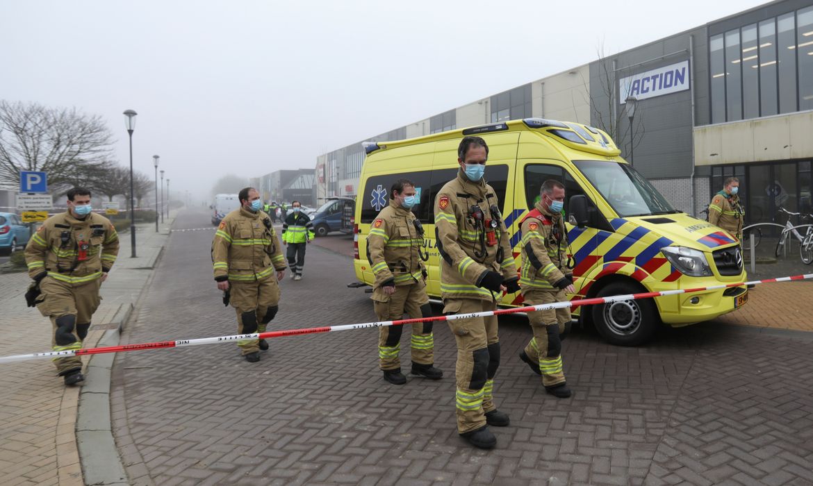Equipes de emergência isolam área de centro de testes de Covid-19 alvo de explosão em Bovenkarspel, ao norte de Amsterdã.