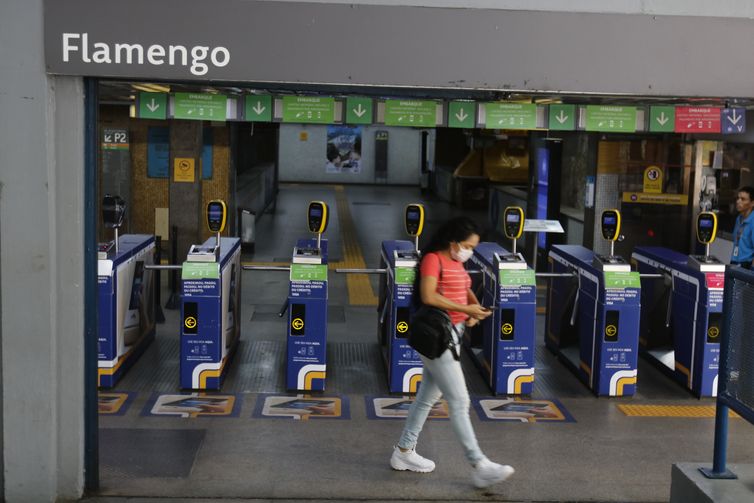 Primeiro dia de comércio fechado por determinação da prefeitu Primeiro dia de comércio fechado por determinação da prefeitu