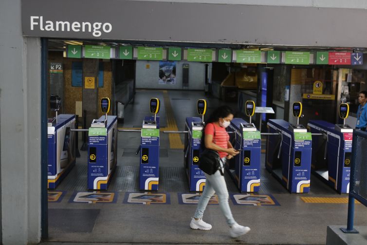 Estação do metrô no Flamengo com pouca movimentação, no  primeiro dia de comércio fechado por determinação da prefeitura