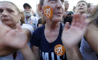Manifestantes tomam ruas de Atenas, dois dias antes do referendo  x