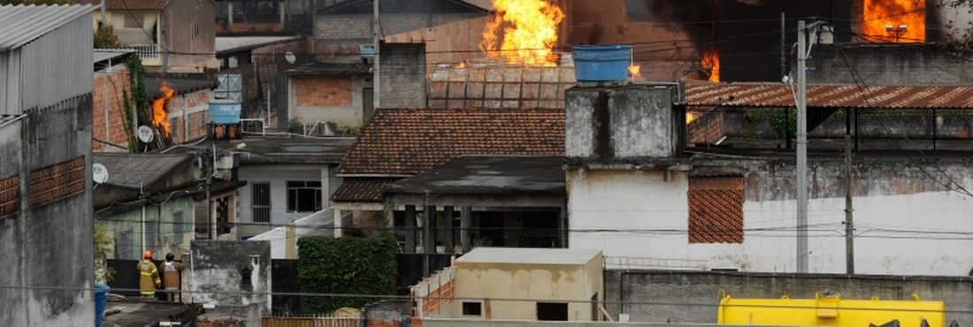 Um incêndio de grandes proporções atinge um depósito de combustível, em Duque de Caxias, na Baixada Fluminense, às margens da Rodovia Rio-Teresópolis