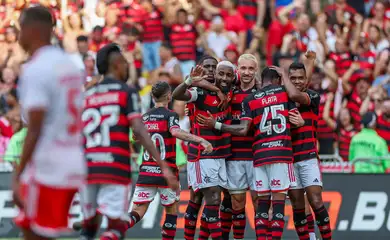 Depay brilha e Corinthians vence para ficar perto da Pré-Libertadores 25 Soccer Football - Brasileiro Championship - Flamengo v Internacional - Estadio Maracana, Rio de Janeiro, Brazil - December 1, 2024Flamengo's Leo Ortiz celebrates scoring their first goal with teammates REUTERS/Pilar Olivares
