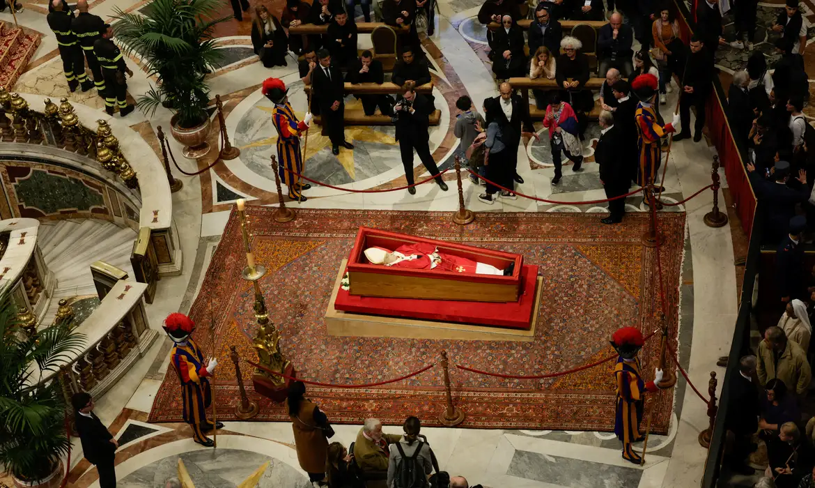 Papa Francisco: fiis prestam homenagens em segundo dia de velrio