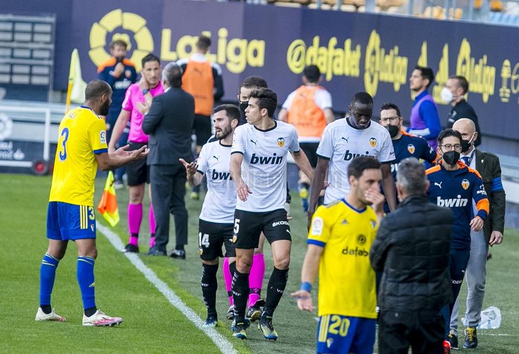 Reprodução Twitter/Valencia CF Valência se retira de campo, no confronto contra Cadiz, após Mouctar Diakhaby denunciar ofensa racista durante jogo - em 3/04/2021