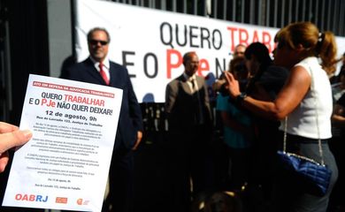 Advogados protestam em frente à sede do TRT-RJ devido a problemas no sistema de processo eletrônico