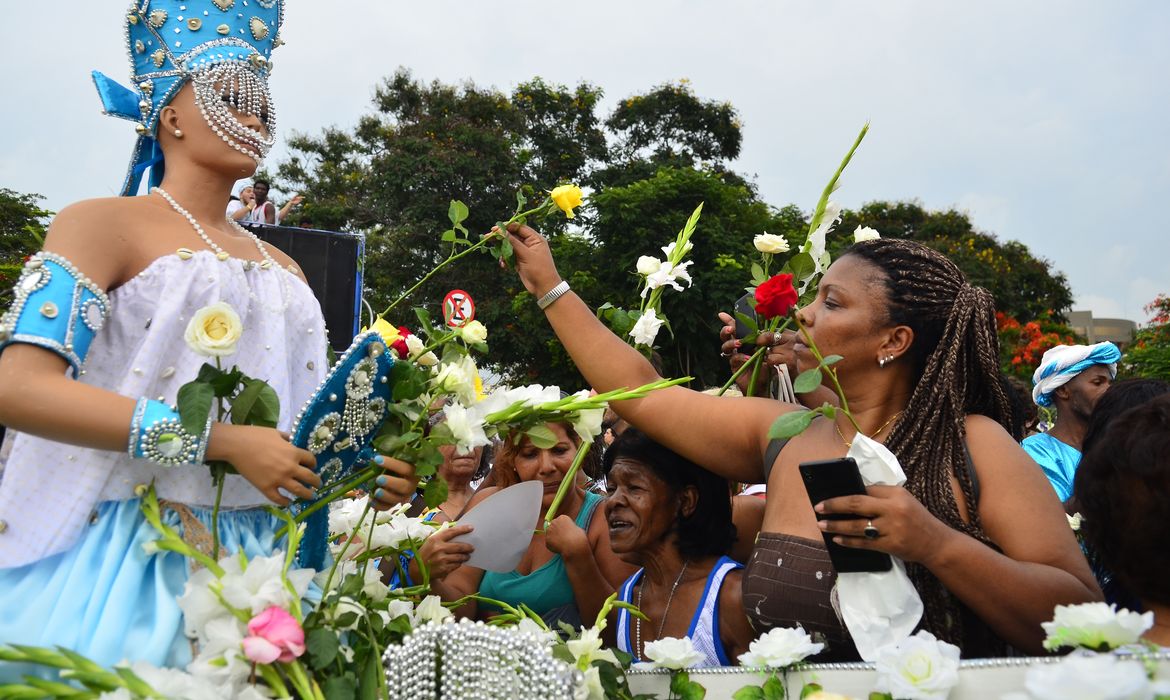 Devotos celebraram Dia de Iemanjá no Rio de Janeiro. O cortejo na capital carioca reuniu centenas de pessoas (Tânia Rêgo/Agência Brasil)