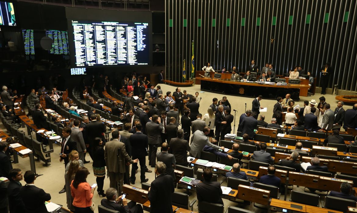 Brasília - O Plenário da Câmara rejeitou, por 296 votos a 91, destaque do DEM, e manteve no texto-base do Projeto de Lei Complementar (PLP) 343/17  (Fábio Rodrigues Pozzebom/Agência Brasi)