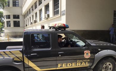 Rio de Janeiro - Agentes chegam à sede da Polícia Federal, no Rio de Janeiro, levando malotes apreendidos na 23ª fase da  Operação Lava Jato (Cristina Índio do Brasil/Agência Brasil)