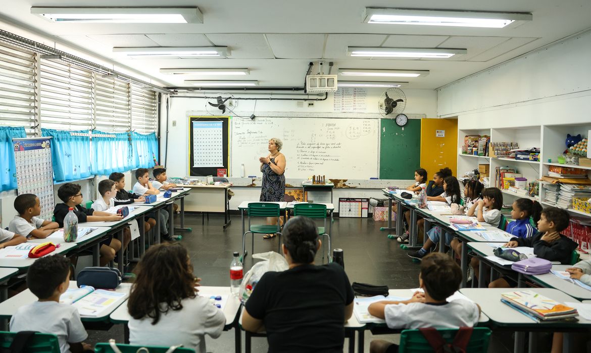 Rio de Janeiro (RJ), 04/06/2025 – A professora do Centro Integrado de Educação Pública (CIEP) 001, Maria Aparecida Castro durante aula na instituição, no Catete, na zona sul da capital fluminense. Foto: Tomaz Silva/Agência Brasil