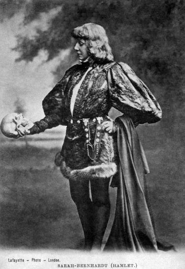 Atriz Sarah Bernhardt interpreta Hamlet