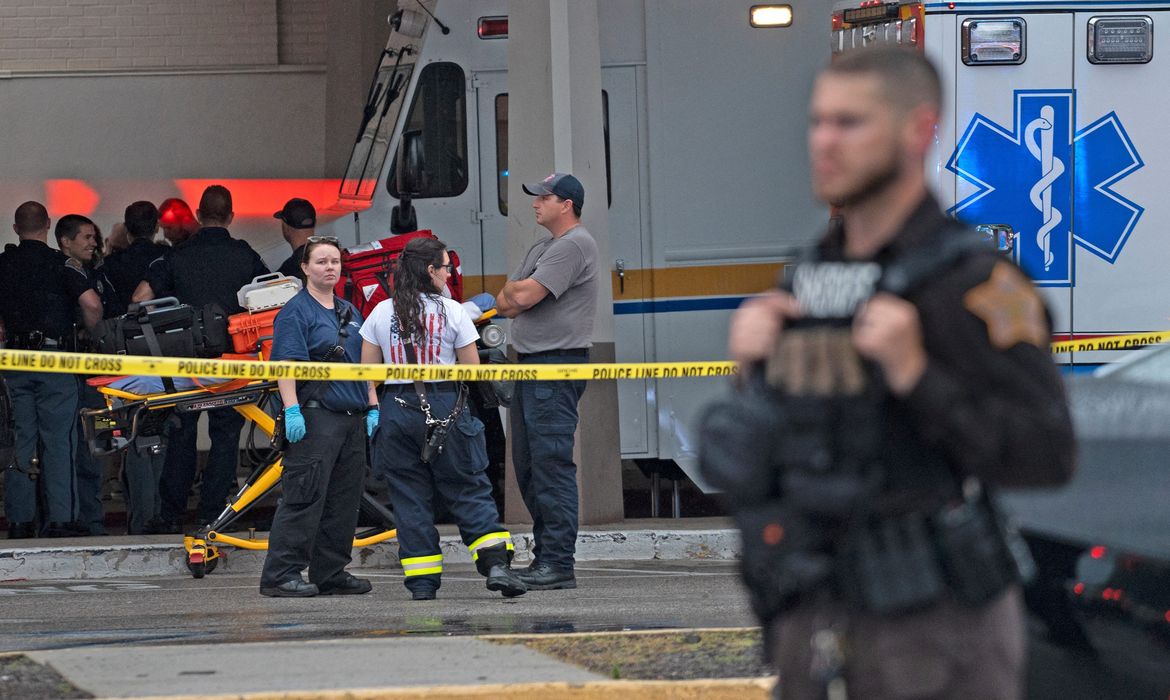 Equipes de emergência do lado de fora do local de tiroteio em um shopping center em Indiana, nos Estados Unidos