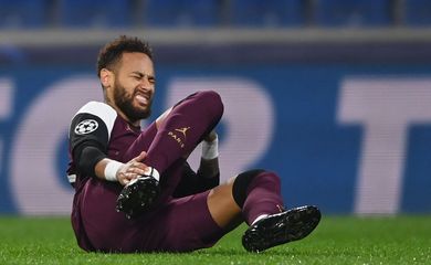 Champions League - Group H - Istanbul Basaksehir F.K. v Paris St Germain - Neymar se lesiona no primeiro tempo
