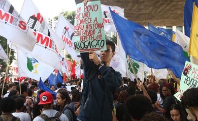 São Paulo(SP), 19/04/2023 - Estudantes participam do 2º Ato pela Revogação do Novo Ensino Médio na Avenida Paulista.