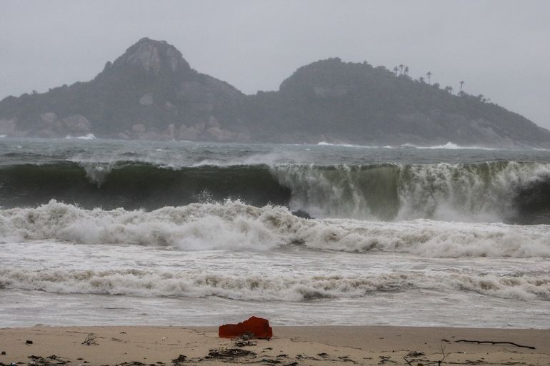 Frente fria traz tempestade e ressaca na praia da Barra da Tijuca
