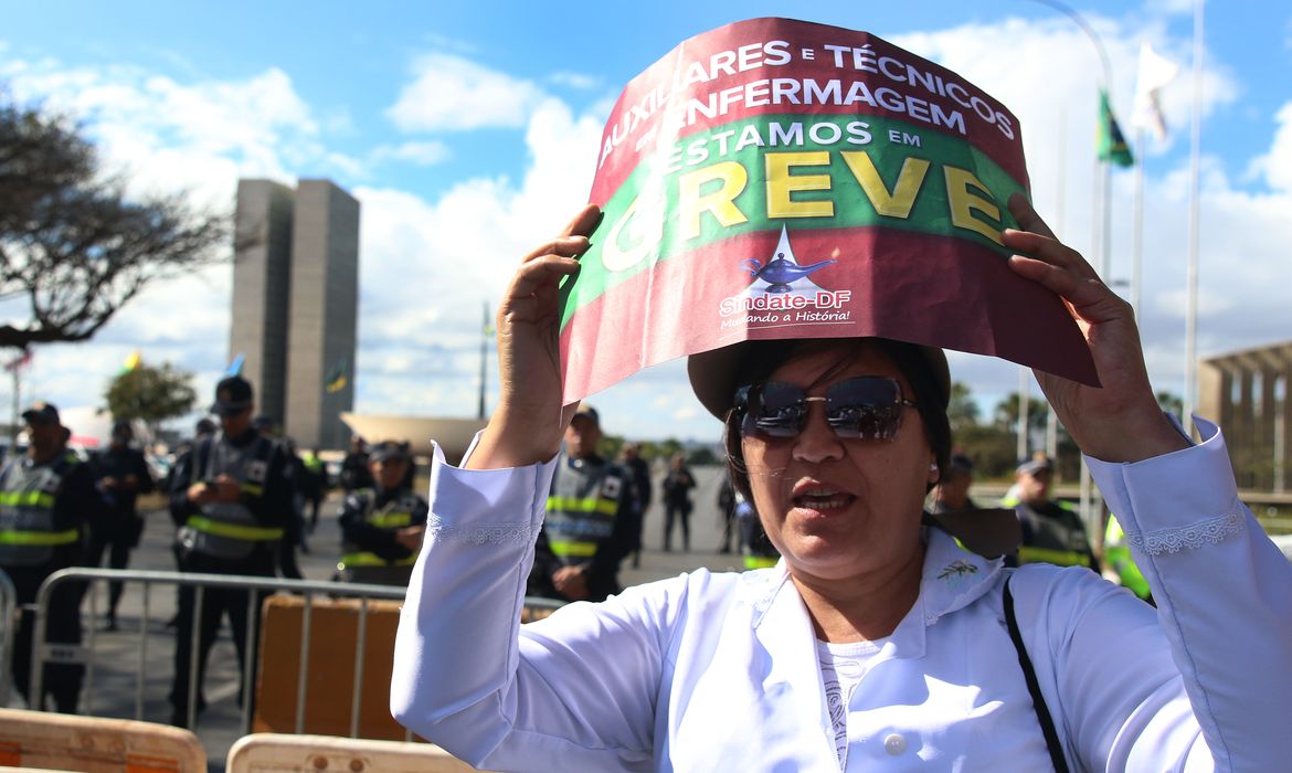 Brasília (DF), 30/06/2023 - Profissionais de enfermagem realizam manifestação em defesa da implementação do piso salarial da enfermagem. 
Foto: José Cruz/Agência Brasil