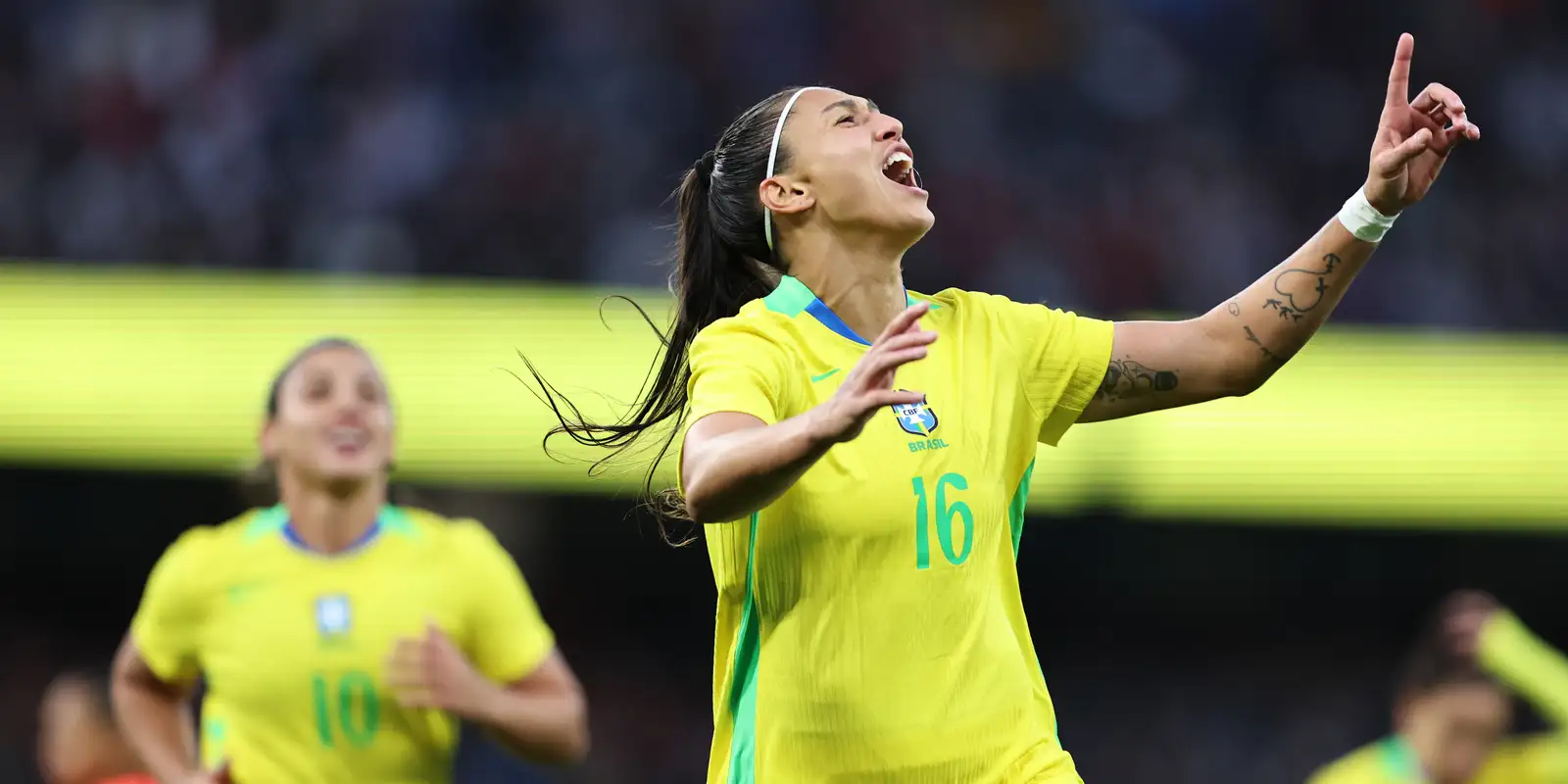 Com uma a menos, seleção feminina vence amistoso contra Inglaterra Com uma a menos, seleção feminina vence amistoso contra Inglaterra