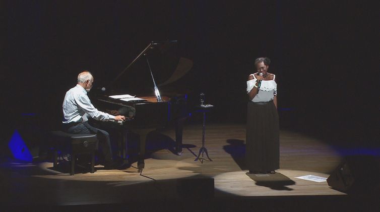 A cantora Àurea Martins e o pianista Cristóvão Bastos 