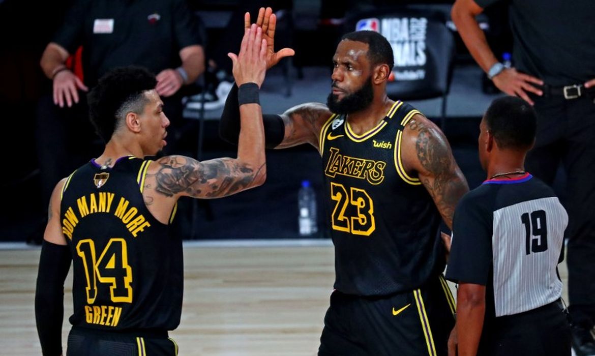 Lakers usar o camisa criada por Kobe em partida decisiva da NBA