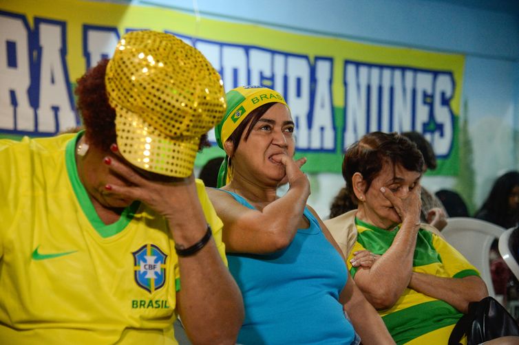 RIO DE JANEIRO (RJ), 02/08/2023 – Torcedores assistem partida do Brasil contra Jamaica pela Copa do Mundo Feminina da FIFA, em Vila Isabel, no Rio de Janeiro. Foto: Tomaz Silva/Agência Brasil