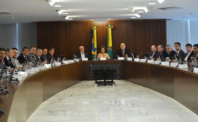 Brasília - A presidenta Dilma Rousseff se reúne com dirigentes da Confederação Nacional de Municípios (CNM) no Palácio do Planalto (Elza Fiúza/Agência Brasil)
