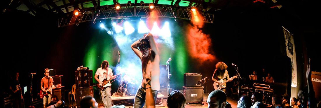 Jonnata Doll & Os Garotos Solventes se apresentaram no palco Rock Cordel da Feira da Música em Fortaleza na sexta-feira (24)
