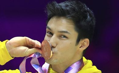 Arthur Nory beija medalha de bronze conquistada no Mundial de Ginástica 2022 em Liverpool