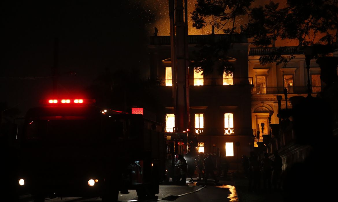 Chamas destroem Museu Nacional , na Quinta da Boa Vista, em São Cristóvão