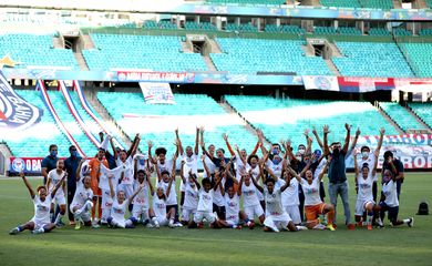 Atletas do Bahia comemoram a classificação para a elite do futebol feminino.