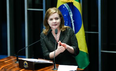 Brasília - A senadora Gleisi Hoffmann discute a PEC 55, que limita os gastos públicos pela variação da inflação  (Fabio Rodrigues Pozzebom/Agência Brasil)