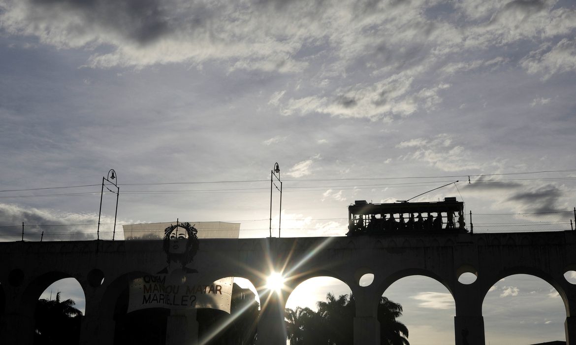 Uma bandeira é colocada sobre os Arcos da Lapa, no Rio de Janeiro, em memória de um ano do assassinato da vereadora Marielle Franco.