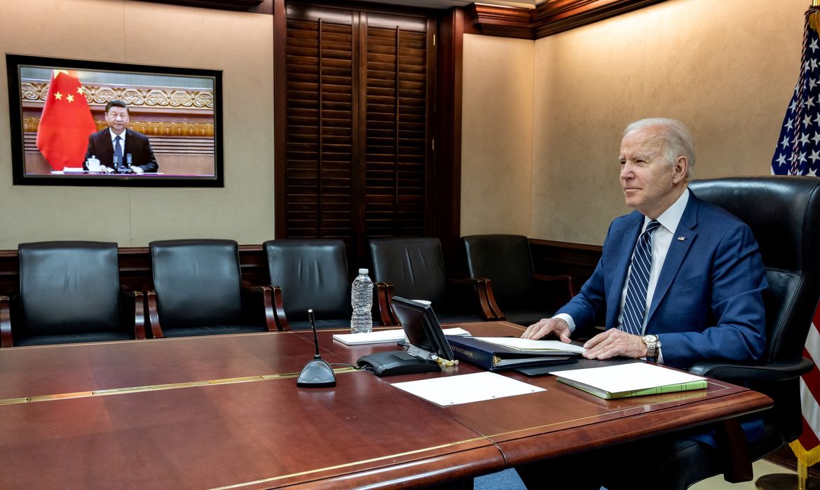 Presidente dos EUA, Joe Biden, durante videochamada com presidente chinês, Xi Jinping, na Casa Branca