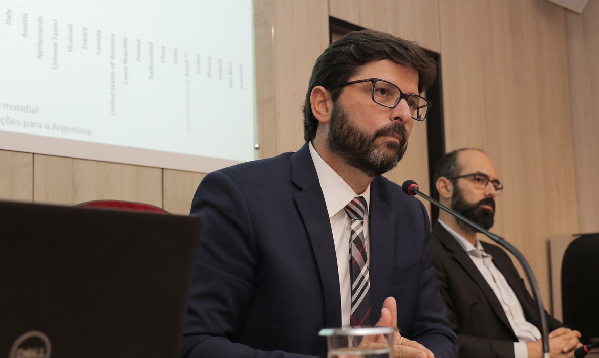 O secretário de Comércio Exterior da Secint, Lucas Ferraz, divulga os dados da balança comercial do ano de 2019