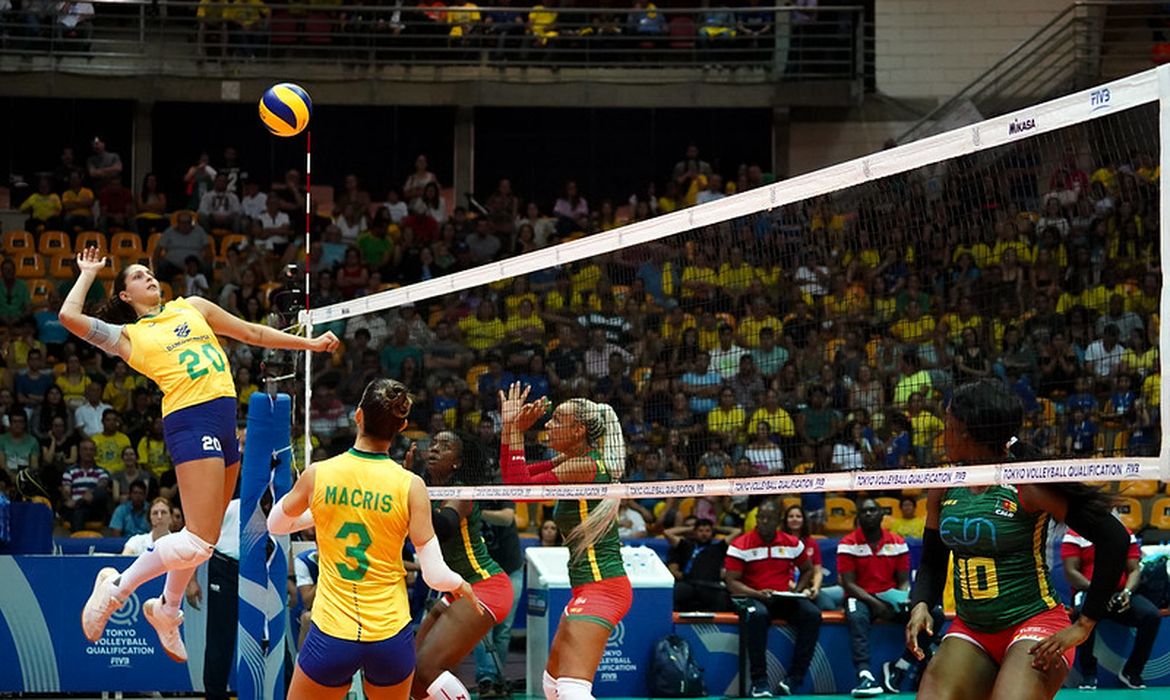 Seleção brasileira em confronto contra Camarões, pelo Pré-Olímpico de vôlei feminino, disputado em Uberlândia (MG).
