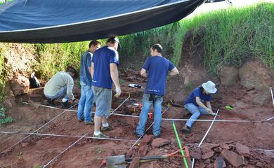 Museu Nacional anuncia descoberta de dinossauro muito raro




Berthasaura leopoldinae representa um dos esqueletos mais completos desses répteis descobertos no Brasil