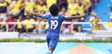 Willian comemora gol no jogo do Brasil contra a Colômbia 