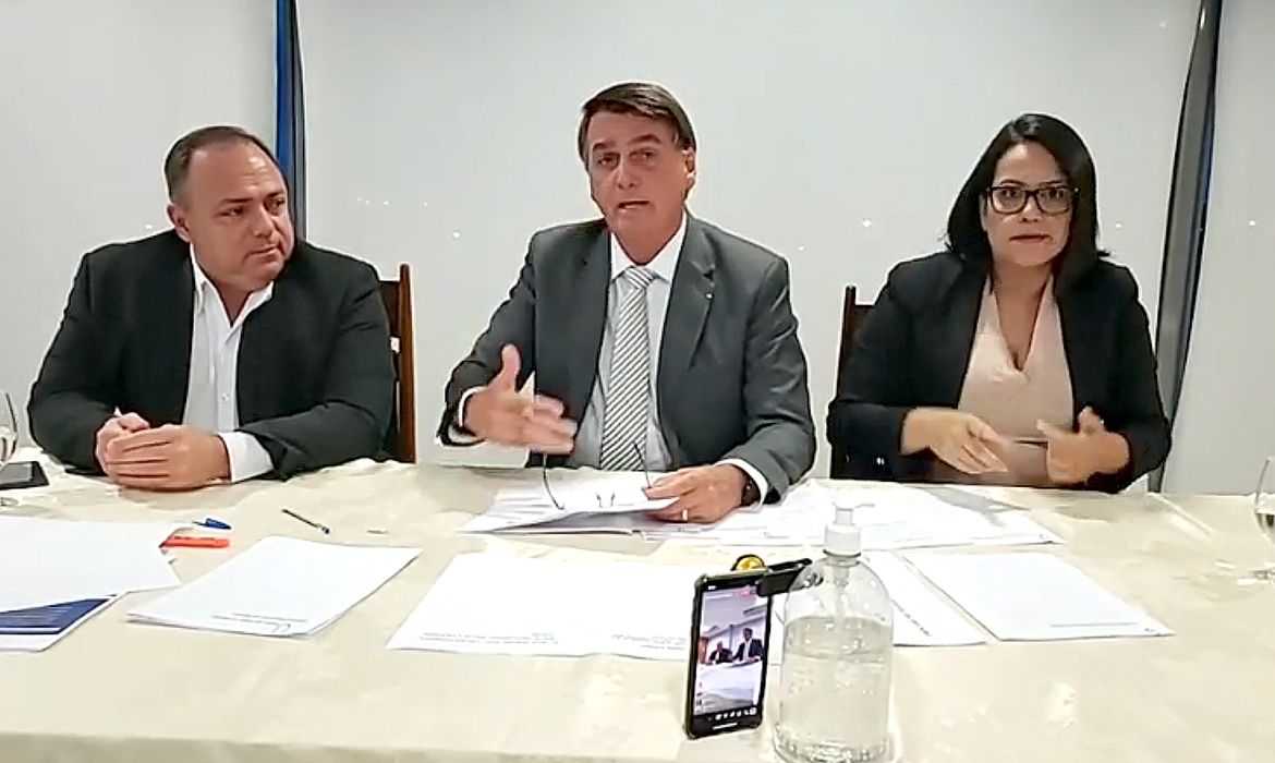 Presidente Bolsonaro faz live com o ministro da Saúde, Eduardo Pazuello. 14 de janeiro.