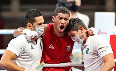 O pugilista brasileiro Herbert Sousa contra o Adilkhan Amankul, do Cazaquistão, durante os Jogos Olímpicos de Tóquio.