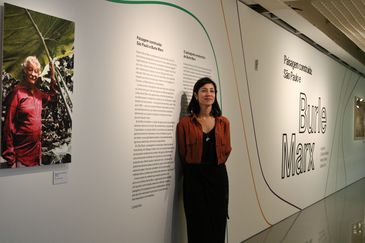 A curadora Isabela Ono na exposição Paisagem construída: São Paulo e Burle Marx, no Centro Cultural Fiesp, Avenida Paulista.
