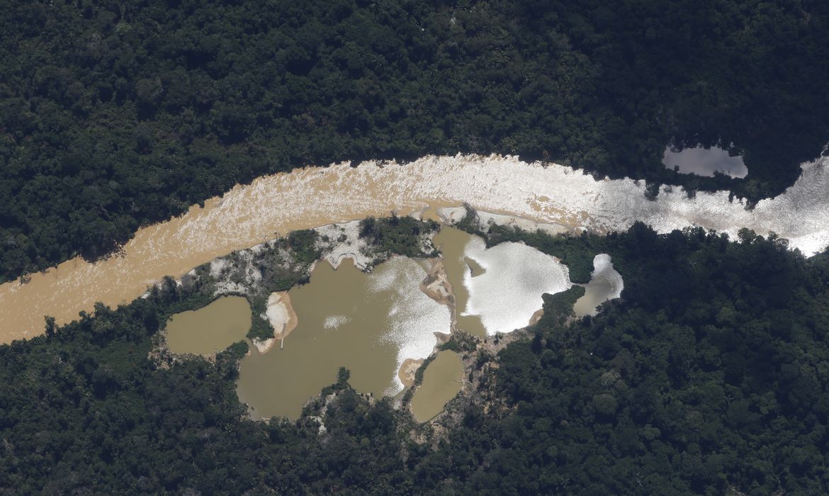 Rios contaminados têm coloração e margem afetados pela atuação de garimpo ilegal na região do Surucucu, dentro da Terra Indígena Yanomami, Oeste de Roraima, avistados em sobrevoo da Força Aéra Brasileira para lançamendo de suprimentos.
